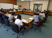 本館の豪華な特別会議室で会議です。  