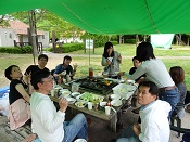 講演者の方々を取り囲んでのＢＢＱです。