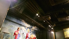1日目:夜は全員で島唄ライブを見ながら食事です。