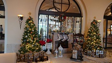 ２日目：ホテル日航アリビラのロビーはクリスマスモードです。