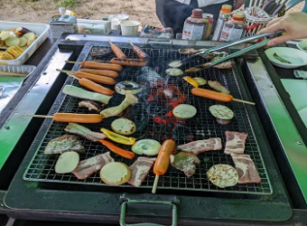 ＢＢＱの風景です。（ウィンナー多めです）！！