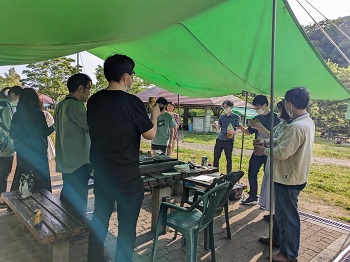 恒例のBBQ 乾杯で開始です。。