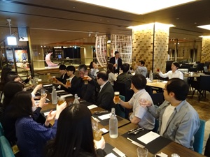 懇親会は乾杯でスタートです。